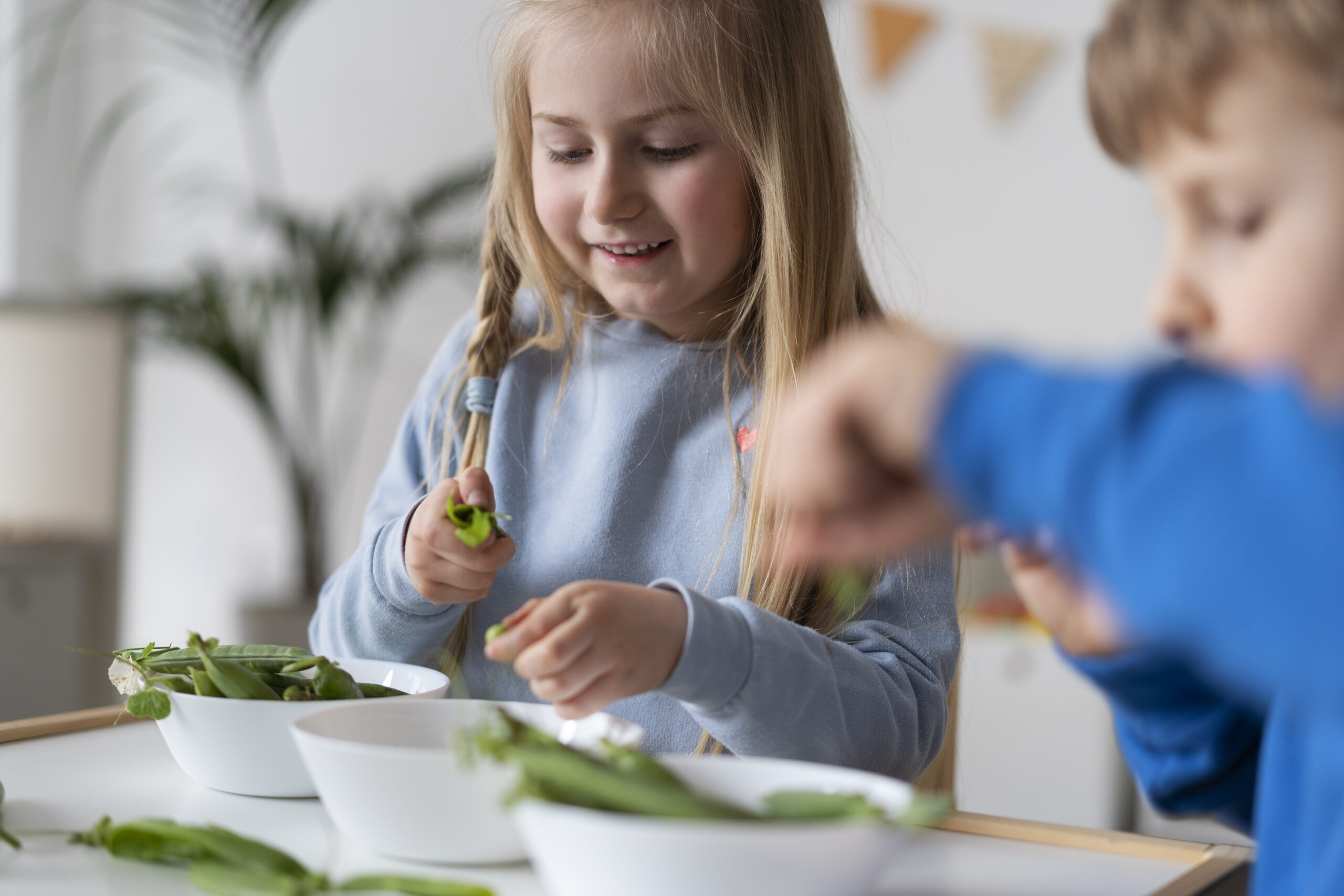 Enfants cuisinants des légumes verts