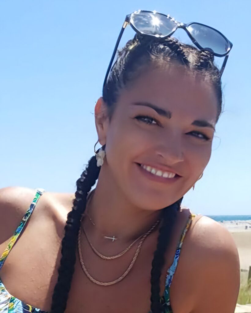 Photo d'une jeune femme souriante sur fond de ciel bleu