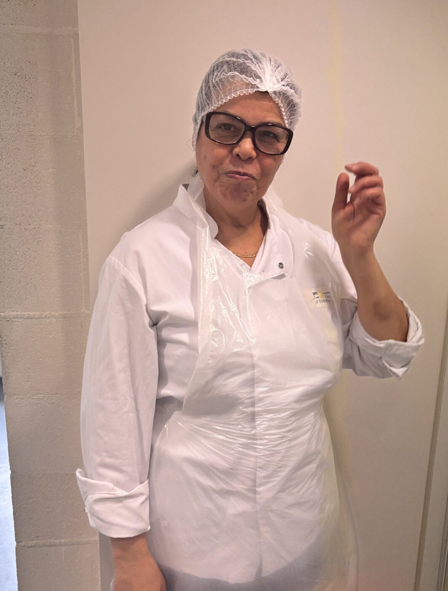 Portrait en pied d'une femme cantinière en tenue de travail et souriant